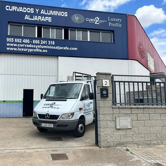 Curvados Aljarafe SC fachada empres con furgoneta